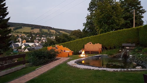 Waldhufenidyll im Erzgebirge, direkt am Radweg/Wanderweg, eigener Gartenbereich