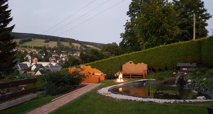 Waldhufenidyll in the Erzgebirge, directly on the cycle path/hiking trail, own garden area