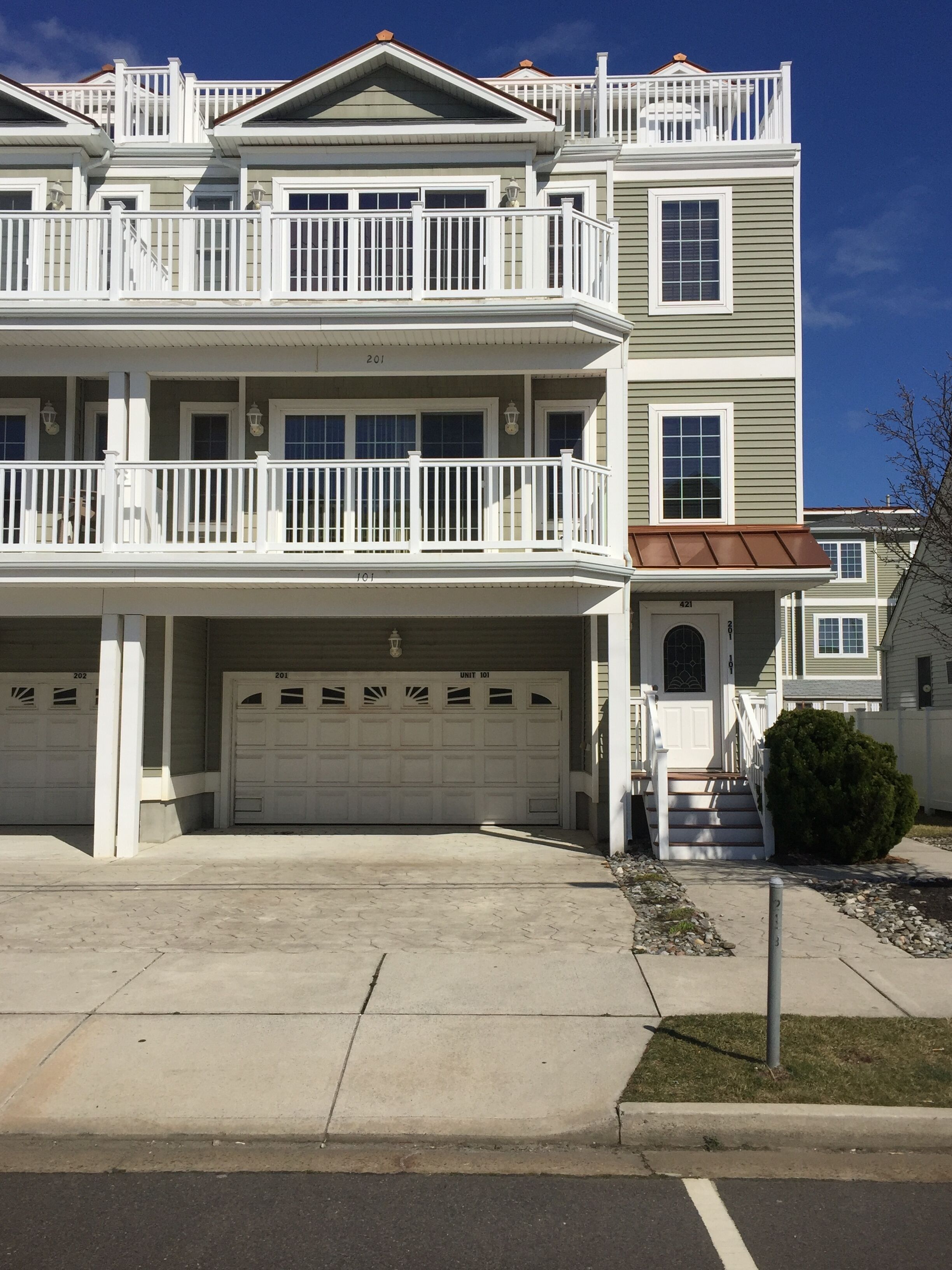 Spacious Beachblock Condo with Den 2,200 sqft 4BR-3BA Pool & Hot-tub, 2 parking