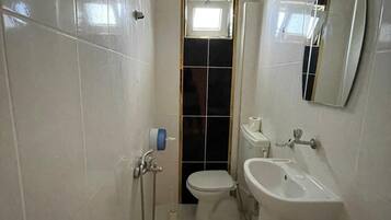 Basic Quadruple Room | Bathroom | Shower, hair dryer, towels, soap