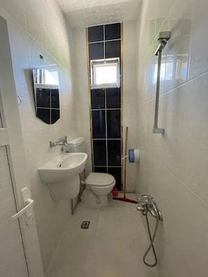 Quarto triplo básico | Banheiro | Chuveiro, secador de cabelo, toalhas de banho, sabonete