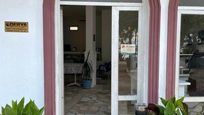 Une entrée d’immeuble avec une enseigne indiquant : « DERYA TURIZM PAZARLAMA TICARET VE SAN. LTD. ŞTİ. »