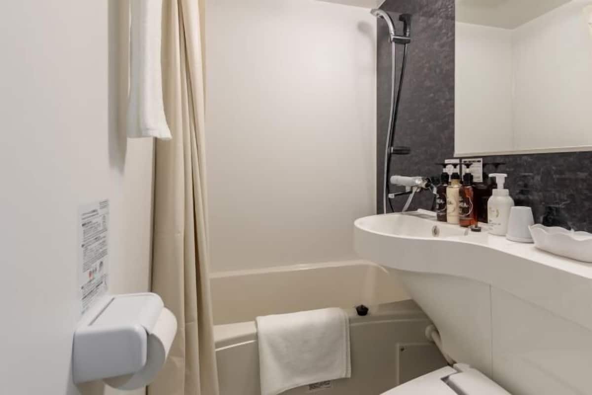 Kylpyhuone | Suihkun ja ammeen yhdistelmÀ, ilmaiset hygieniatuotteet, hiustenkuivaaja