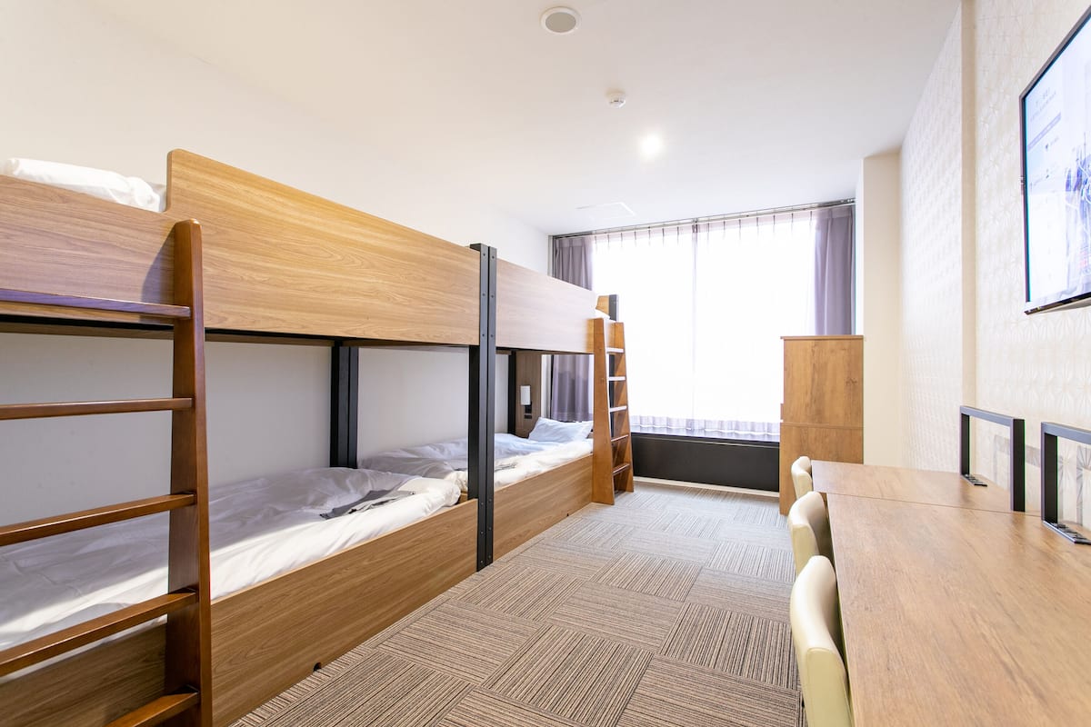 NeljÀn hengen huone | Ylelliset vuodevaatteet, untuvapeitot, pillowtop-patjalliset sÀngyt