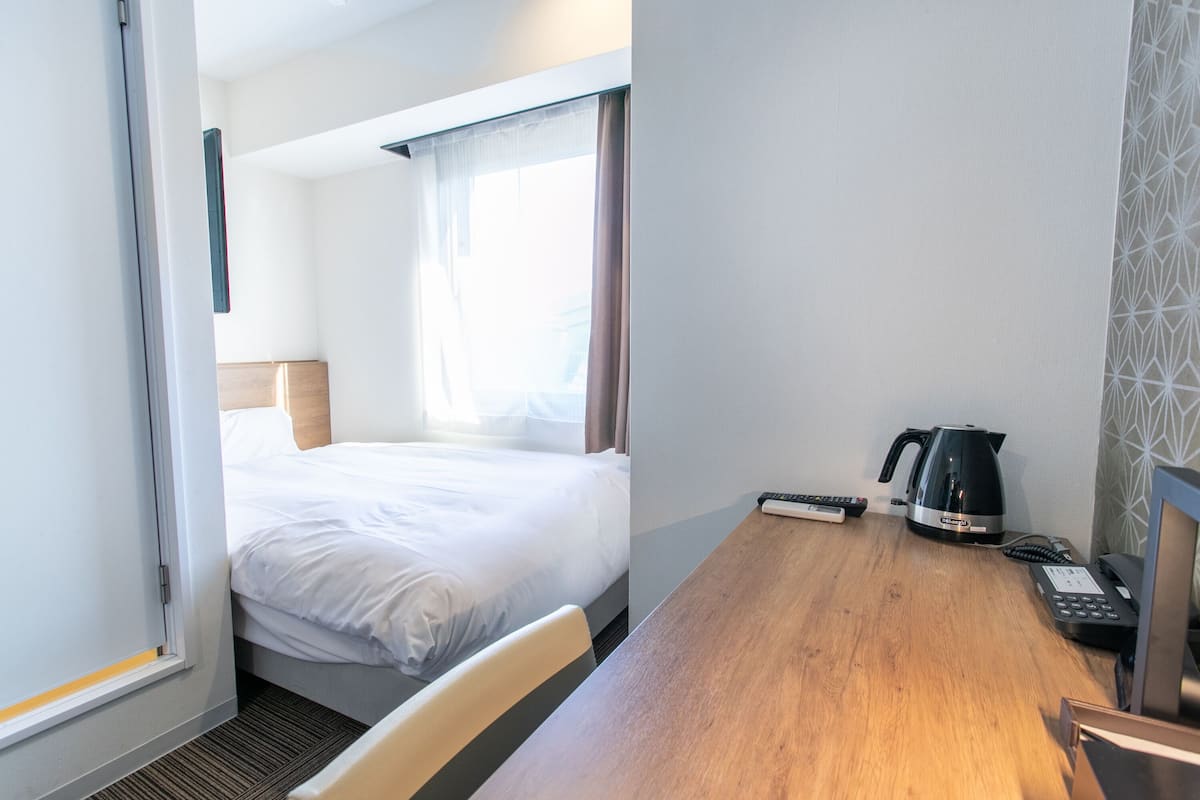 Ylelliset vuodevaatteet, untuvapeitot, pillowtop-patjalliset sÀngyt