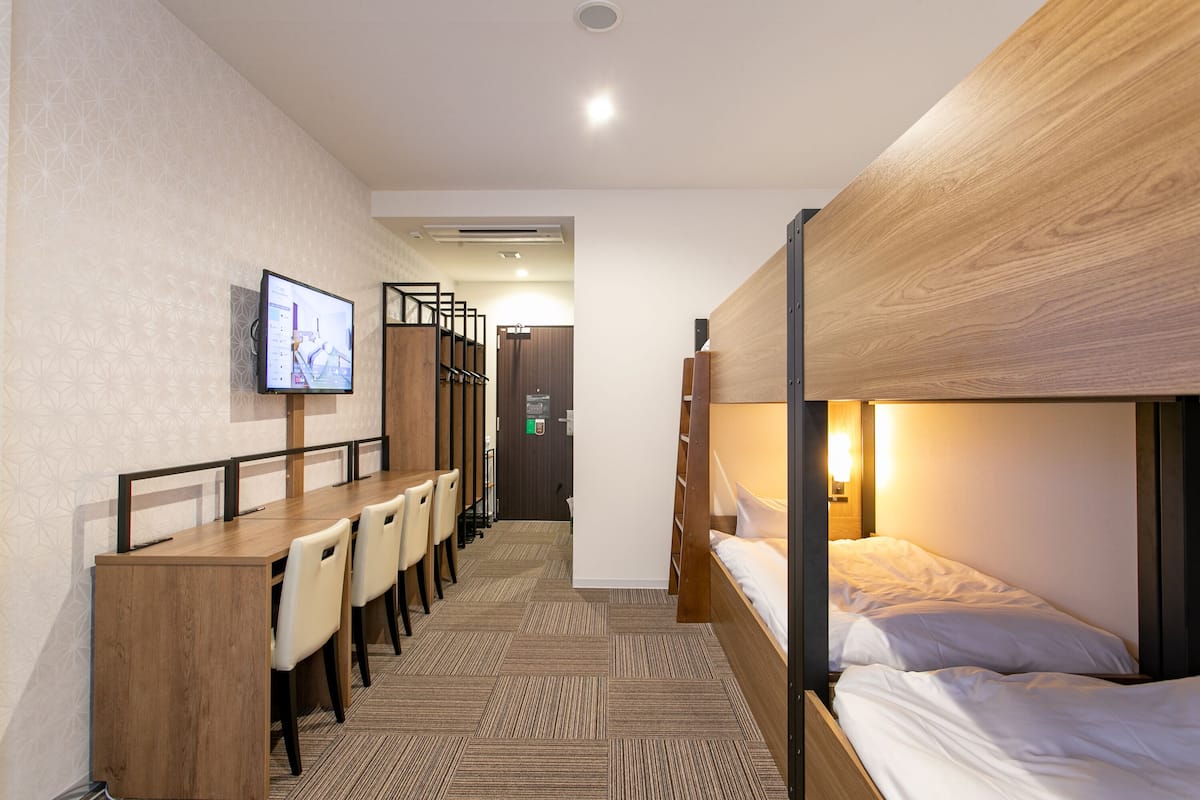 NeljÀn hengen huone | Ylelliset vuodevaatteet, untuvapeitot, pillowtop-patjalliset sÀngyt