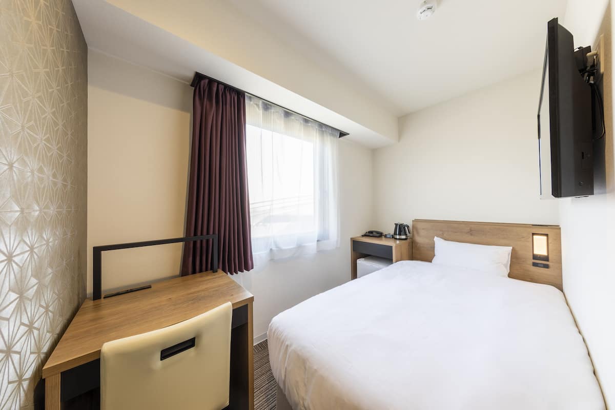 Ylelliset vuodevaatteet, untuvapeitot, pillowtop-patjalliset sÀngyt