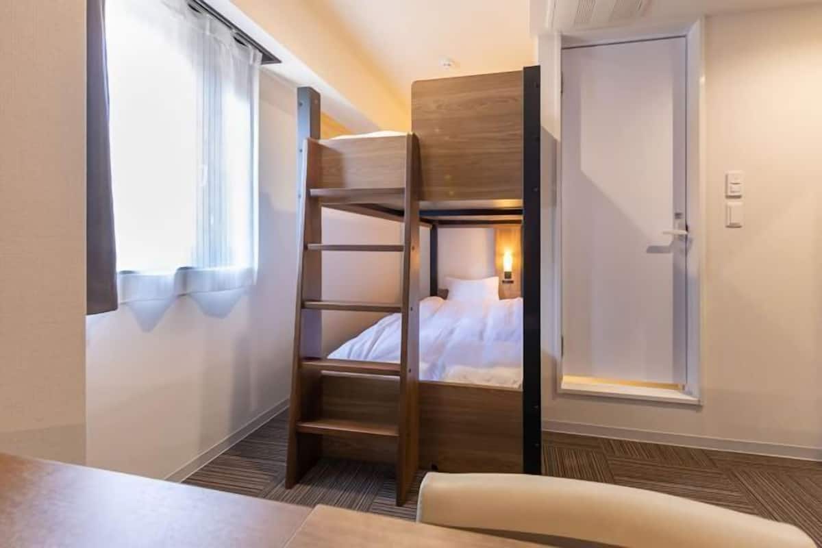 Ylelliset vuodevaatteet, untuvapeitot, pillowtop-patjalliset sÀngyt