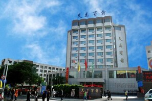 Un hotel de varios pisos con un letrero llamativo en la parte superior.