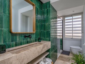 Secador de pelo, toallas