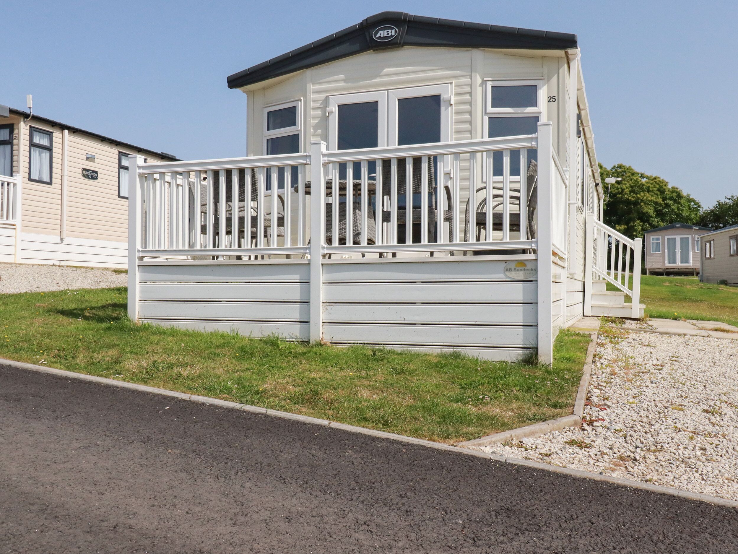 FINCH 25 - MEADOW LAKES HOLIDAY PARK, family friendly in Polgooth