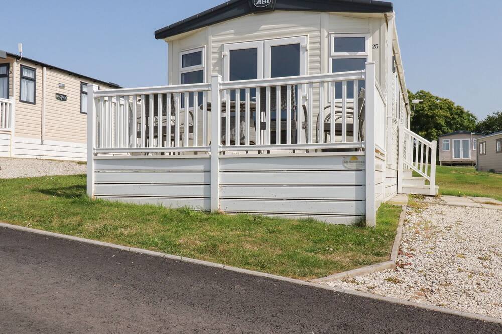 FINCH 25 - MEADOW LAKES HOLIDAY PARK, family friendly in Polgooth