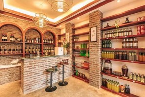 Bar (on property) - Hersy Vista · Hesi 270° Panoramic Erhai-Cangshan View Boutique Stay (Dali City)