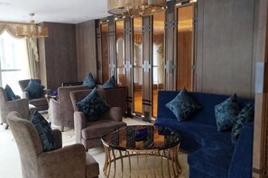 A modern lobby with sofas, armchairs, and a coffee table. - Chengtou Gangwan Hotel (Zunyi)