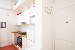 Kjøleskap, mikrobølgeovn, ovn og oppvaskmaskin