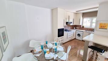 Apartemen Standar | Makan di kamar