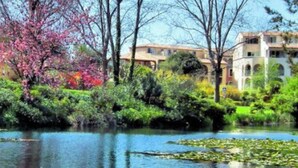 A serene riverside view with a building featuring arched windows and a terracotta roof. - T2 quiet, swimming pool, beach 400 m, terrace not overlooked (Six-Fours-les-Plages)