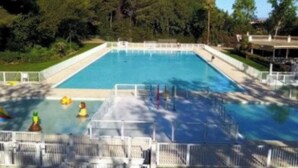 A rectangular swimming pool with a white deck and a safety fence. - T2 quiet, swimming pool, beach 400 m, terrace not overlooked (Six-Fours-les-Plages)