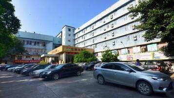 مواقف سيارات مجانية