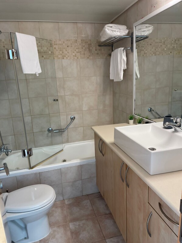 A modern bathroom with a bathtub, a toilet, and a sink. - Amazing studio - with Balcony (Herzliya)
