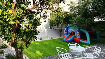 Zona de juegos infantil al aire libre