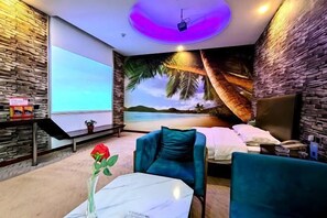 A room with a stone wall, a bed, a desk, and a large window. - Smart Hotel No. 9, Yuanping Wangfu (Yuanping)