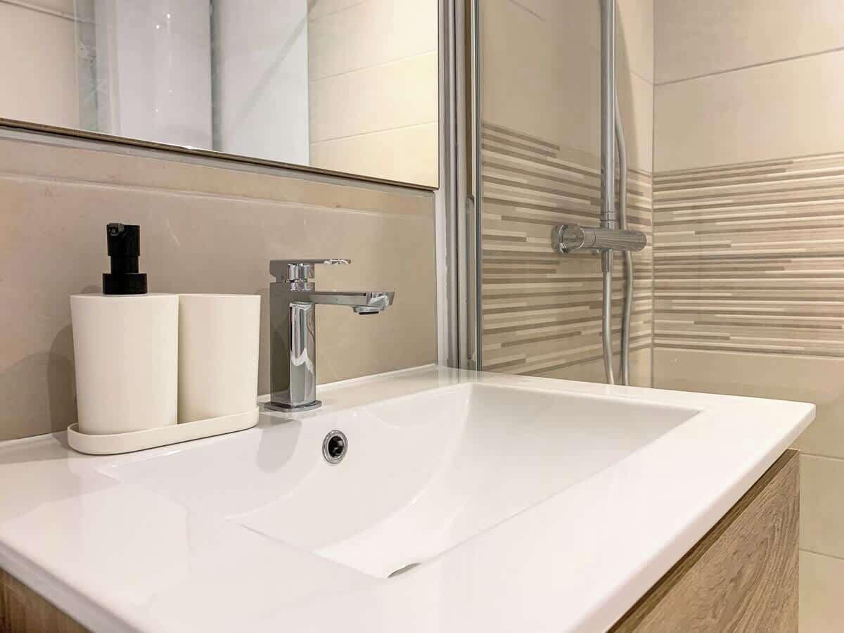 Dusche, umweltfreundliche Kosmetikartikel, Haartrockner, Shampoo