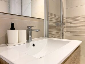 Douche, articles de toilette écologiques, sèche-cheveux