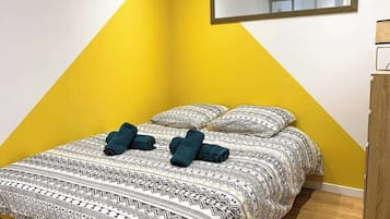 2 slaapkamers, een bureau, een strijkplank/strijkijzer, gratis wifi