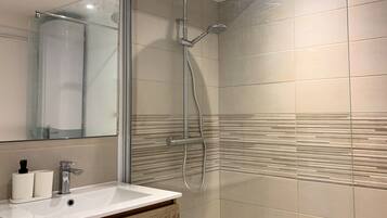 Een douche, milieuvriendelijk toiletgerief, een haardroger, handdoeken