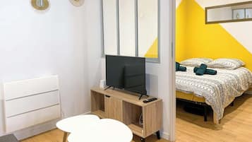 2 slaapkamers, een bureau, een strijkplank/strijkijzer, gratis wifi
