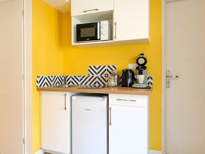 Geladeira, micro-ondas, cooktop, cafeteira/chaleira