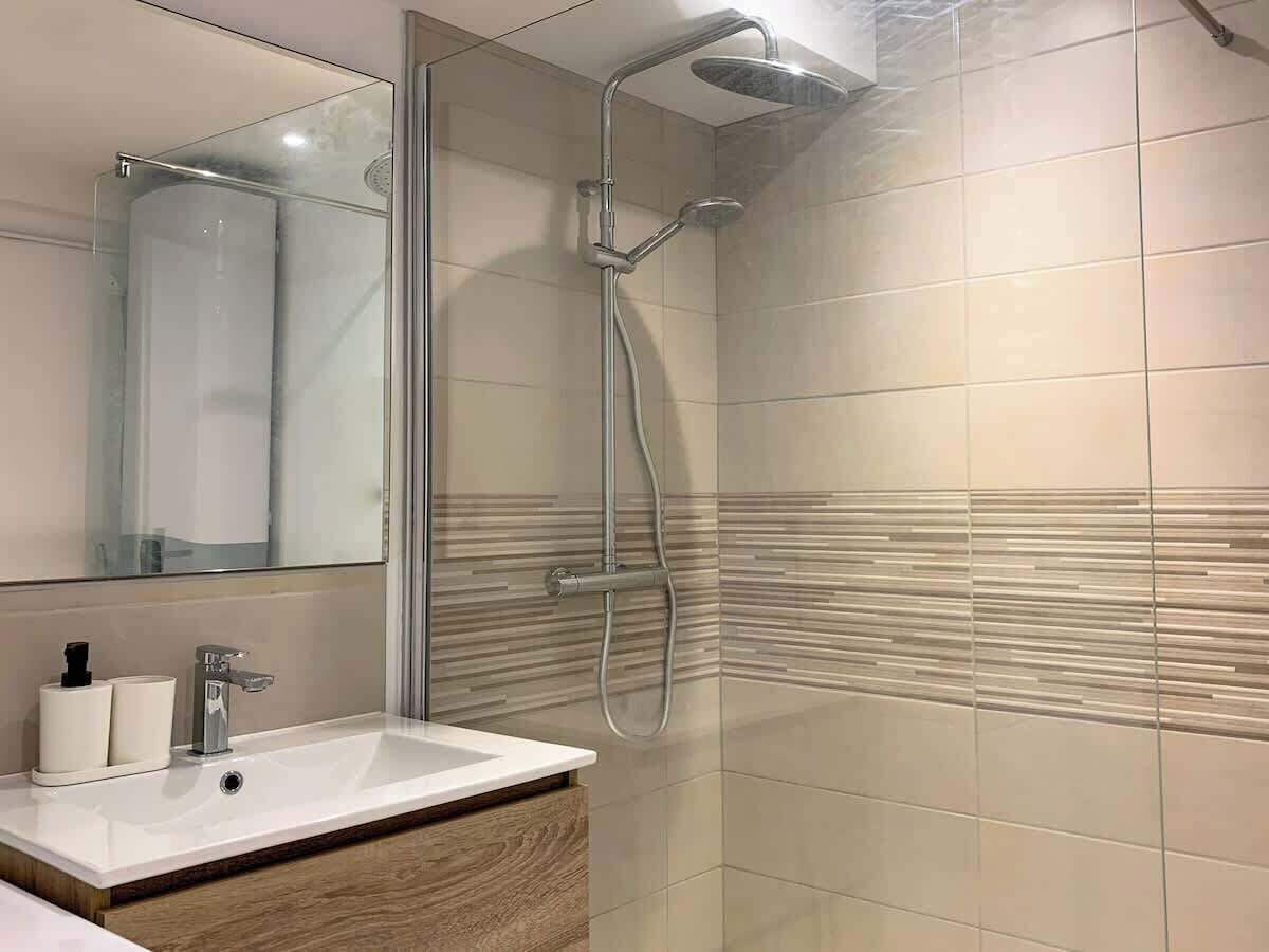 Een douche, milieuvriendelijke toiletartikelen, een haardroger