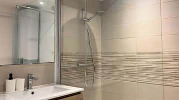 Een douche, milieuvriendelijke toiletartikelen, een haardroger