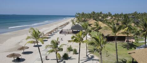 PĂ„ stranden och vit sandstrand