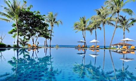 Una piscina al aire libre de temporada