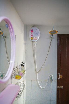Monolocale Basic | Bagno | Doccia, asciugacapelli, pantofole, asciugamani