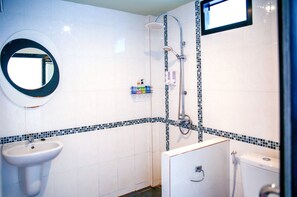 Superior studio | Badkamer | Een douche, een haardroger, pantoffels, handdoeken