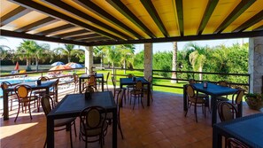 Outdoor dining - Residence Hydria (Campofelice di Roccella)