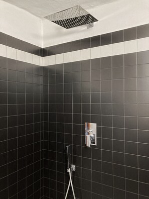 Dusche, Haartrockner, Bidet, Handtücher