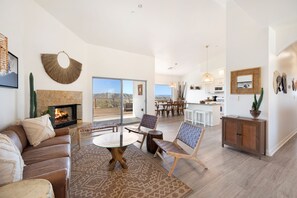 TV - 🌟🌵 Rancho Nopales JT - Pool, Hot Tub, Hammocks, Fast Wifi + Views! 🌵🌟 (Joshua Tree)