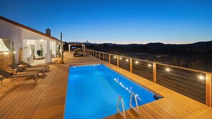 A swimming pool on a deck with a view of the landscape. - Rancho Nopales JT-Pool, Hot Tub, Hammocks & Views (Joshua Tree)