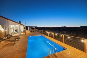 A swimming pool on a deck with a view of the landscape. - Rancho Nopales JT-Pool, Hot Tub, Hammocks & Views (Joshua Tree)