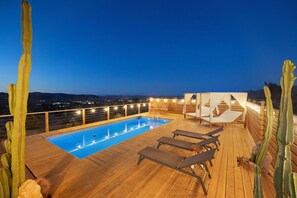 A rooftop pool area with a wooden deck, lounge chairs, and cacti. - Rancho Nopales JT-Pool, Hot Tub, Hammocks & Views (Joshua Tree)