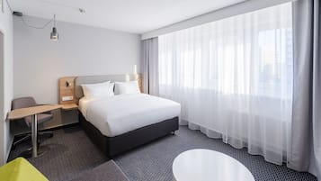 デスク、ノートパソコン用作業スペース、遮光カーテン、防音設備