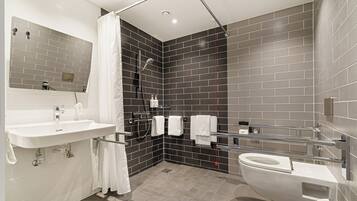 Habitación estándar, 1 cama de matrimonio, bañera accesible | Baño | Ducha, artículos de higiene personal ecológicos y secador de pelo