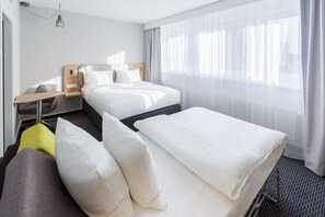 Escriptori, espai de treball apte per a portàtils i cortines opaques 