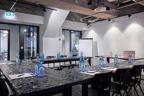 A conference room with tables, chairs, and water bottles. - Holiday Inn Express Dresden Zentrum by IHG (Dresden)