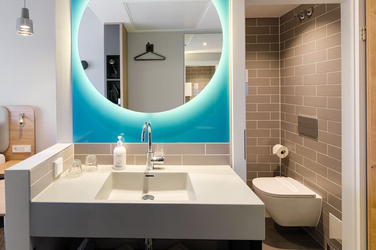 shower, free toiletries, hair dryer, towels