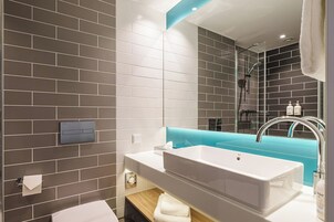 Ducha, artículos de tocador ecológicos, secador de pelo, toallas